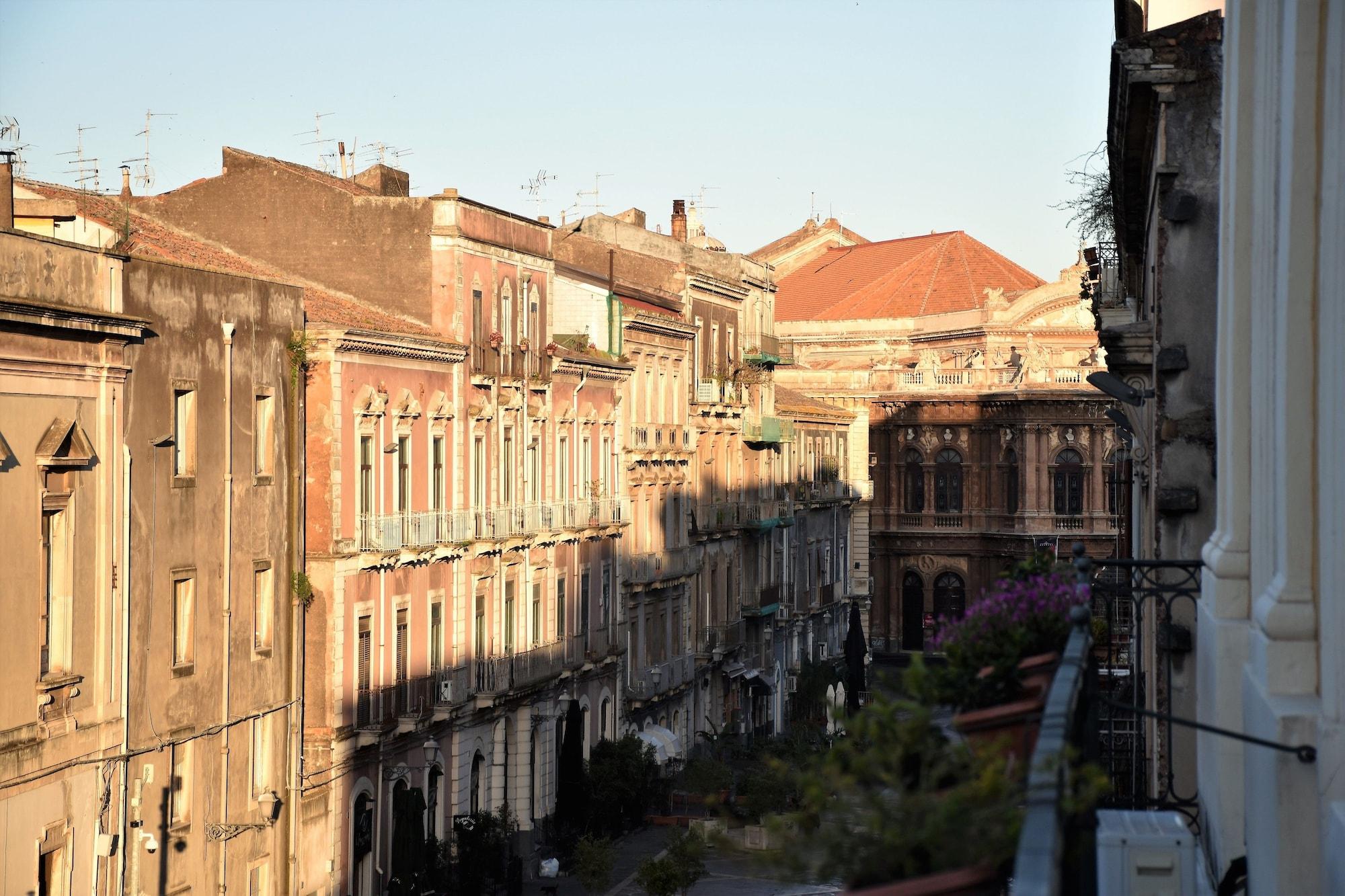 B&B Al Teatro Massimo คาตาเนีย ภายนอก รูปภาพ